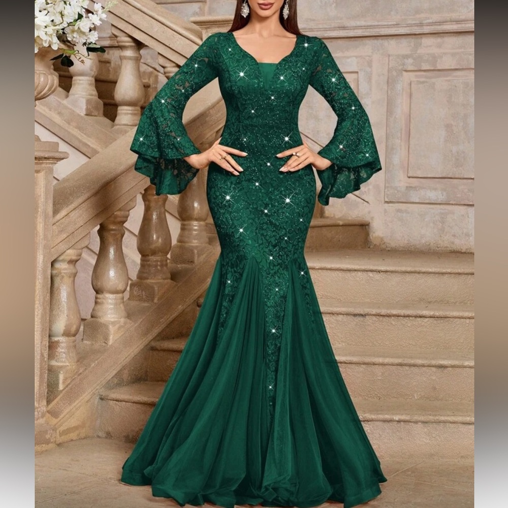 Elegant Lace Evening Gown in Green